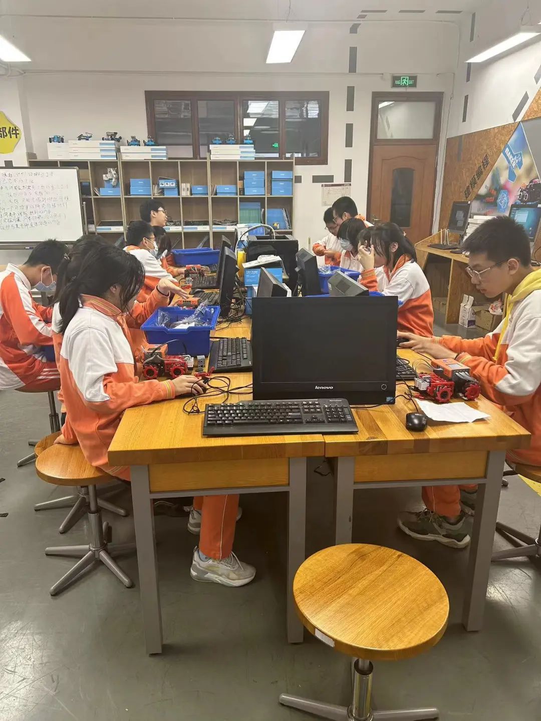 课程旨在培养中学生的科技创新能力,实践操作能力和团队合作精神,为