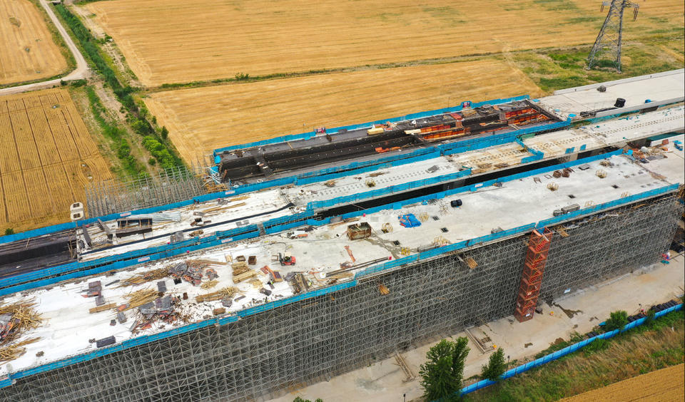 航拍济南黄河齐鲁大桥建设现场,各项施工正在有序进行