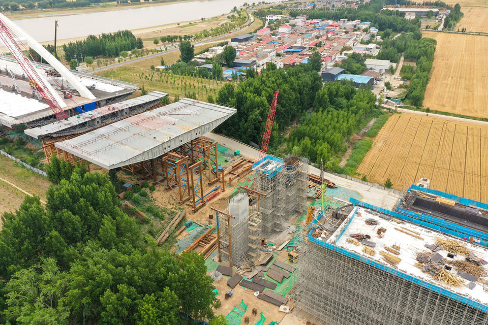 航拍济南黄河齐鲁大桥建设现场,各项施工正在有序进行