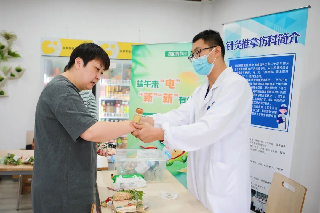 送艾草,赠香囊……和网约车司机们在"司机之家"过端午