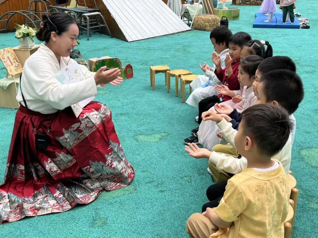 陈伯吹实验幼儿园副园长表示,幼儿园传承陈伯吹老先生的教育思想,一