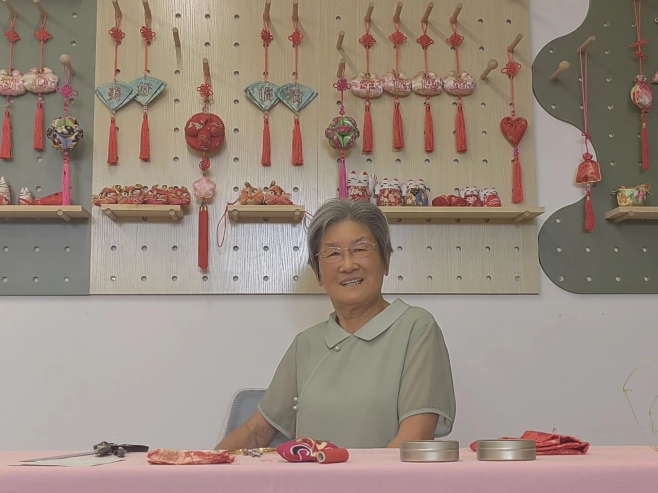 点开视频,达人带你学做爱心香囊