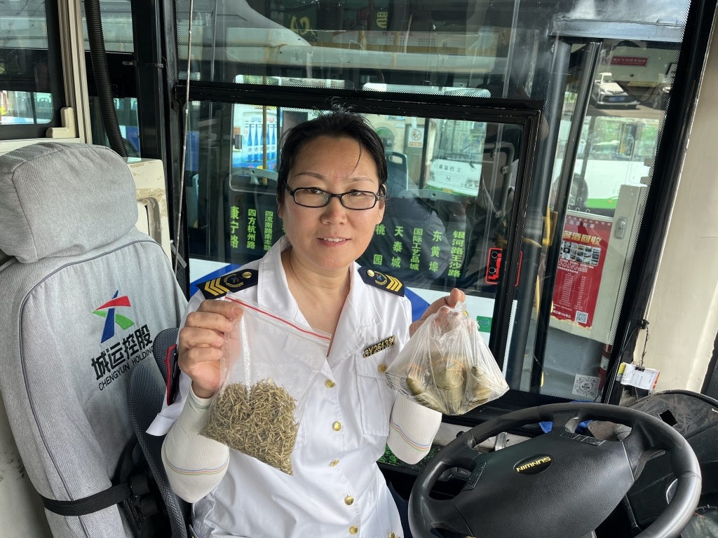 近日,发生在青岛8路公交车上的温馨一幕,让人心头暖流涌动:一名年近