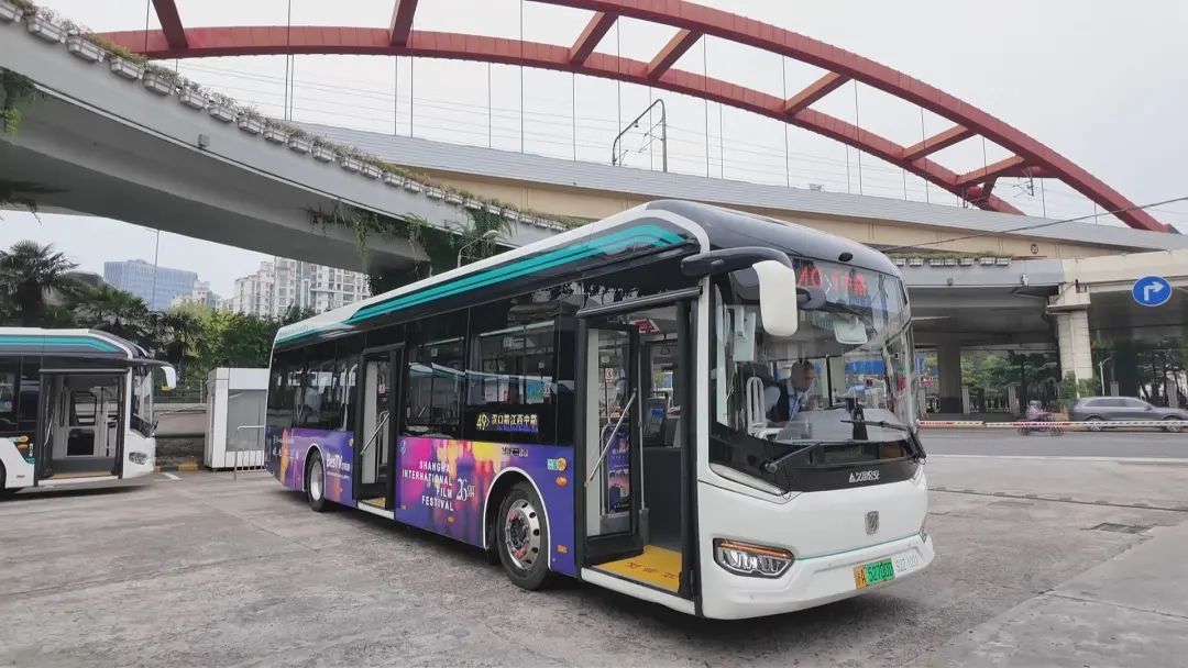 今天上午,记者在上海49路公交车的终点站目睹了这辆特别装扮的"电影节