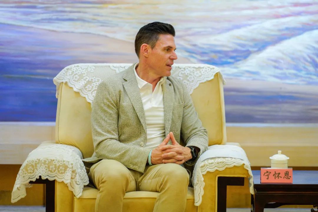 袁泉会见如新集团宁怀恩一行_上观新闻