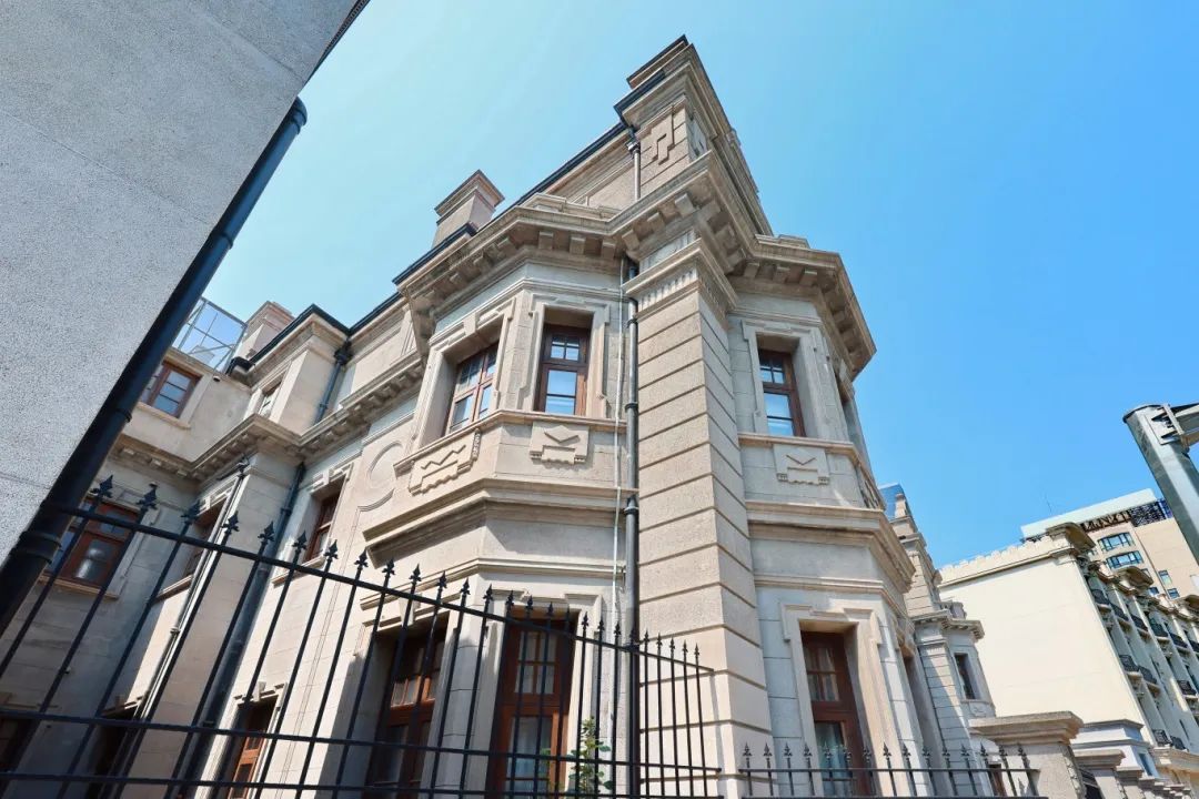 从延安西路200号上海市文联正门进入,左转走到底,迎面便是这处三层