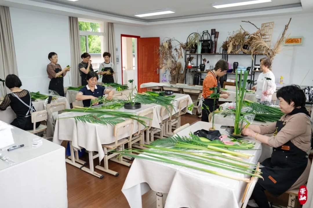 崇明这所老年大学的插花课程,赞!