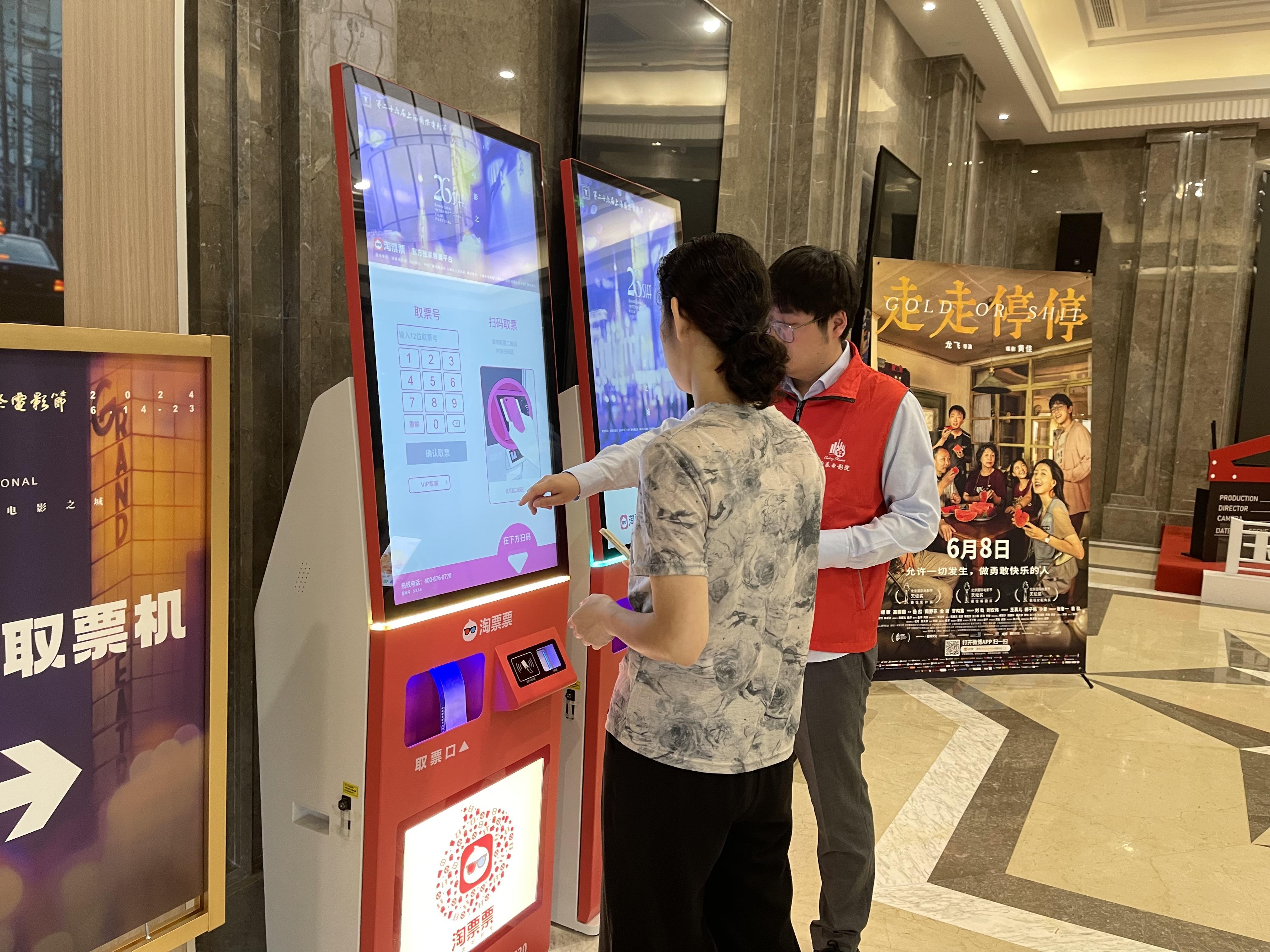 电影院影厅设立了影厅双岗服务,确保入场领位及散场疏散工作,售票处及