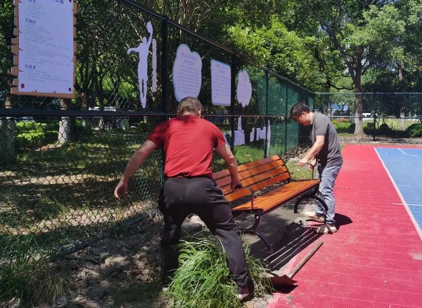 装饰提升体育文化宣传氛围;男同胞们和物业一起搅拌水泥,安装休息长椅