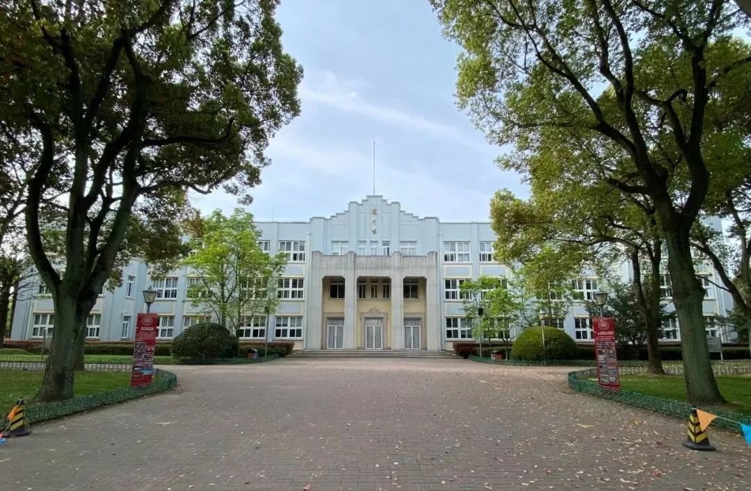 上海中学龙门楼上海中学的历史始于1865年的龙门书院,是当时沪上最早