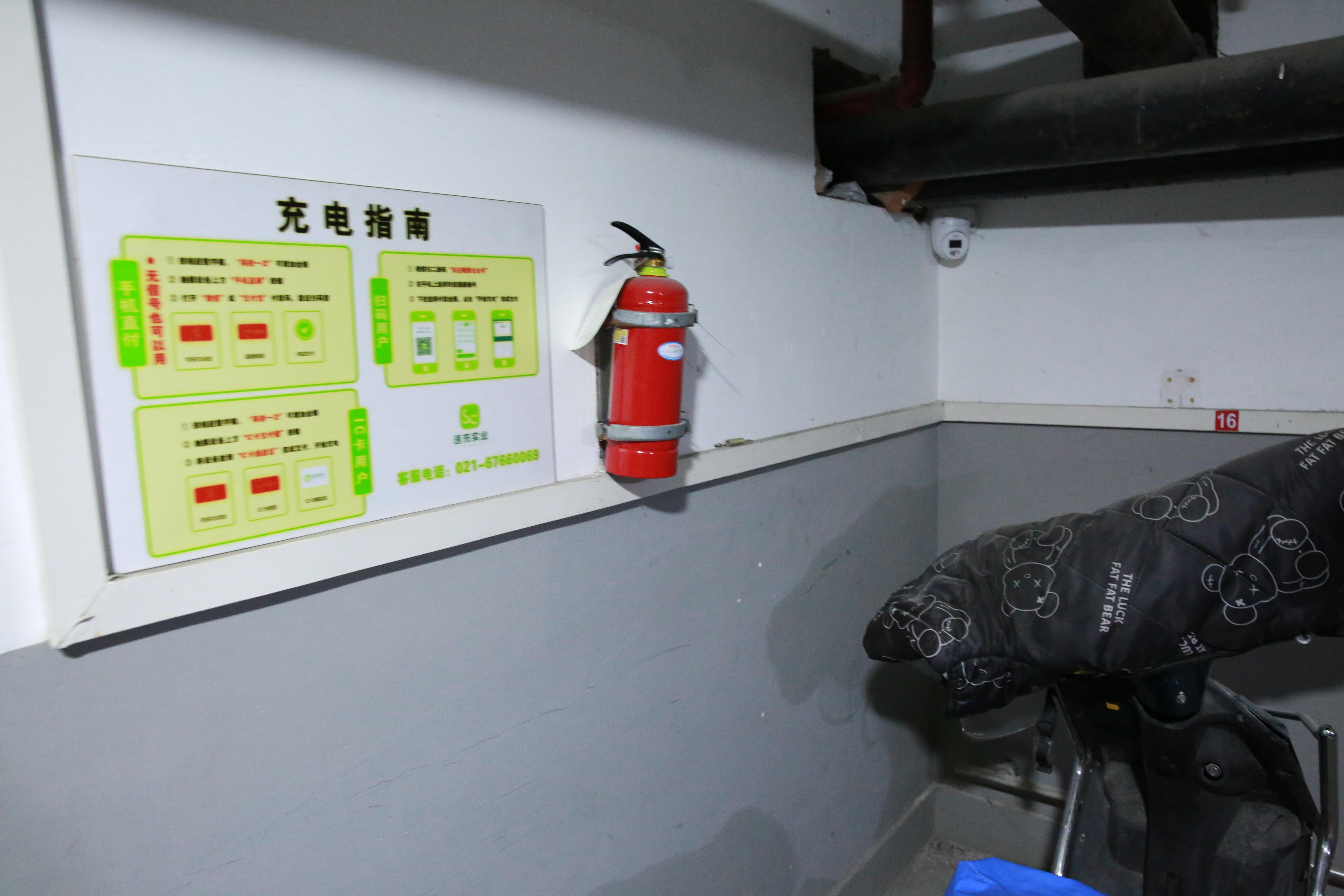 在地下车库新增排风设施,更新了楼道安全逃生标志,应急照明灯,整修了