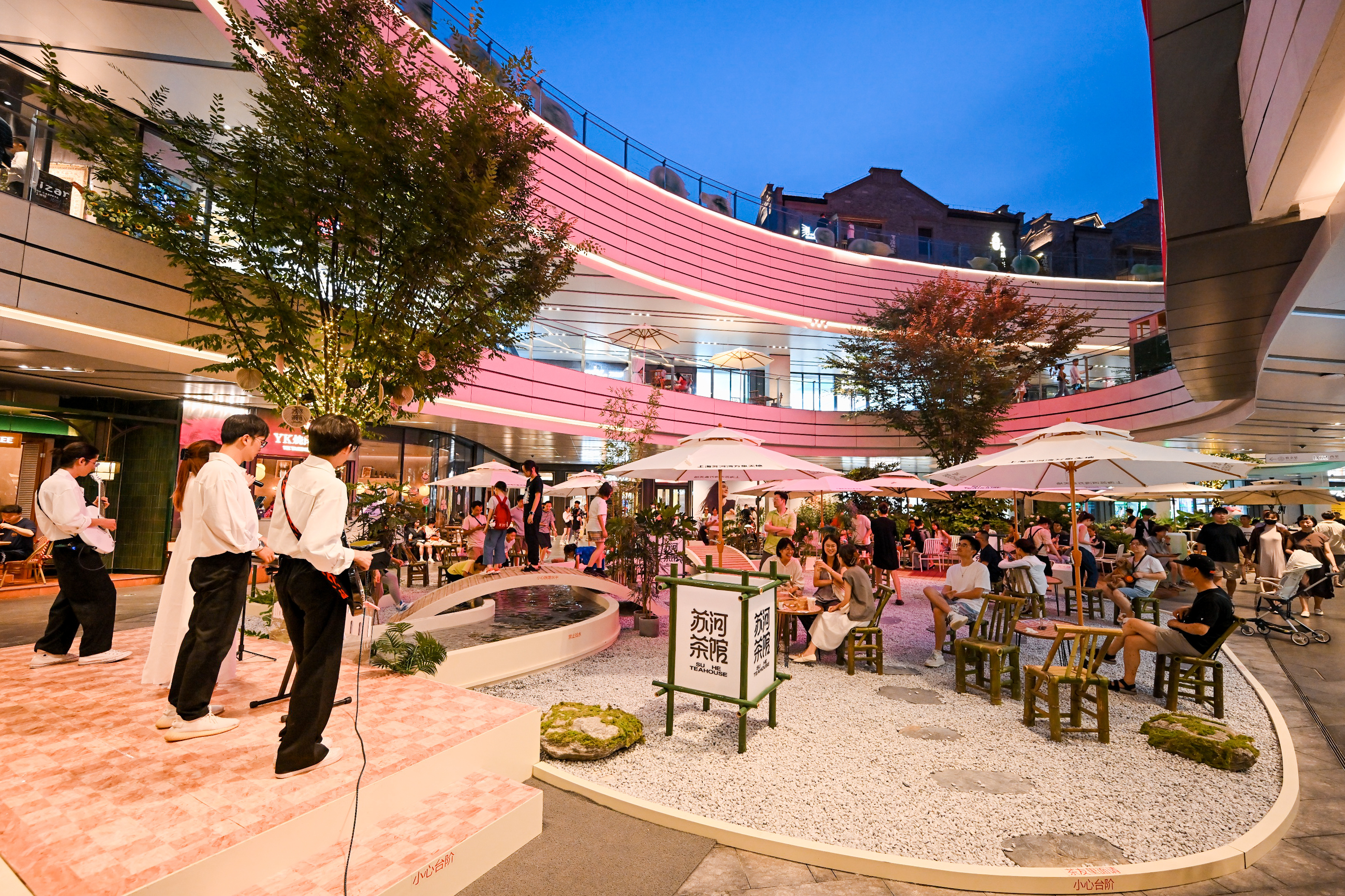 纳凉好去处 1!苏河湾万象天地点亮"上海之夏"