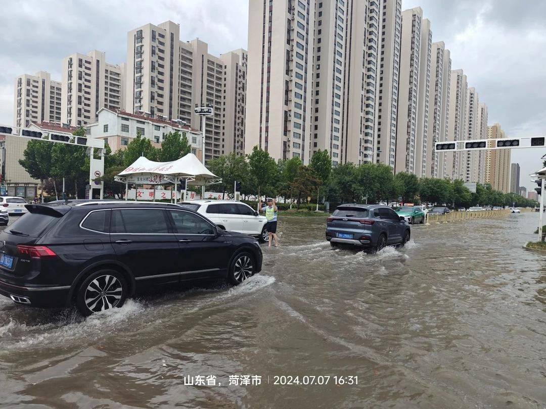 暴雨中的最美“警”色