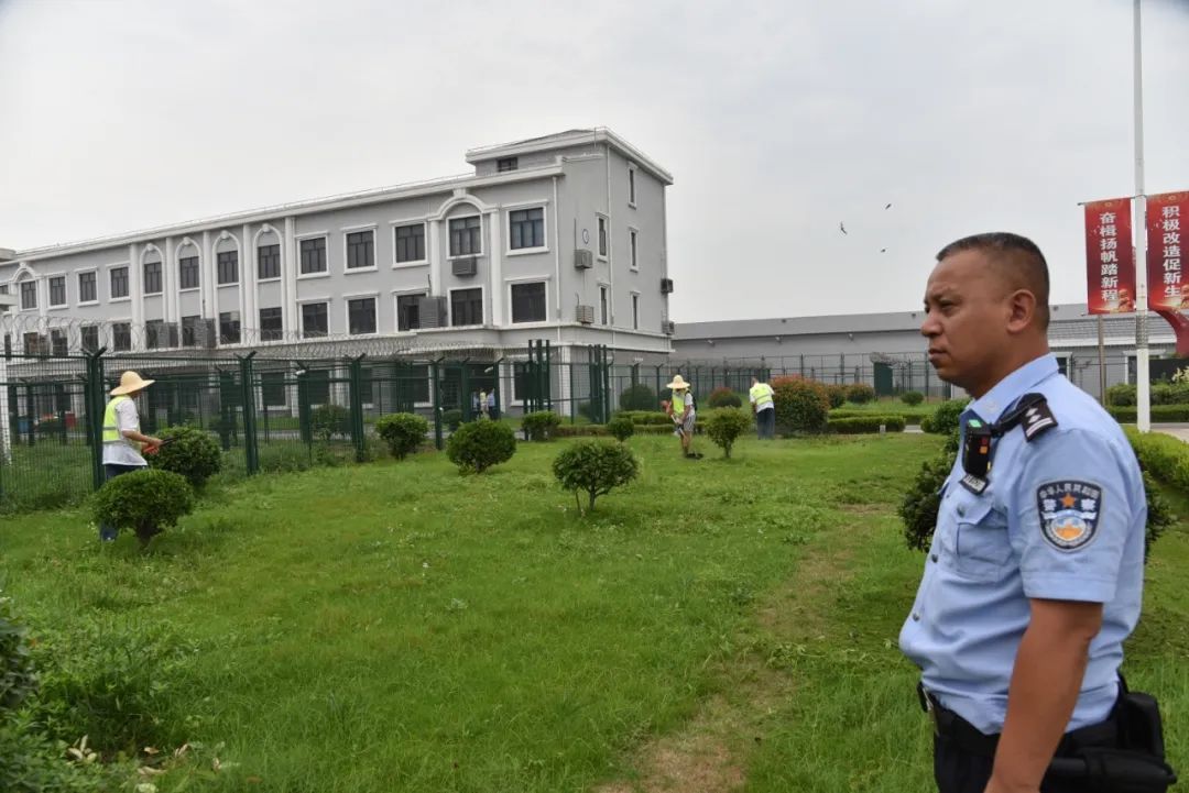 四岔河监狱民警带队除草,修整绿化38℃在这片没有硝烟的战场上民警用