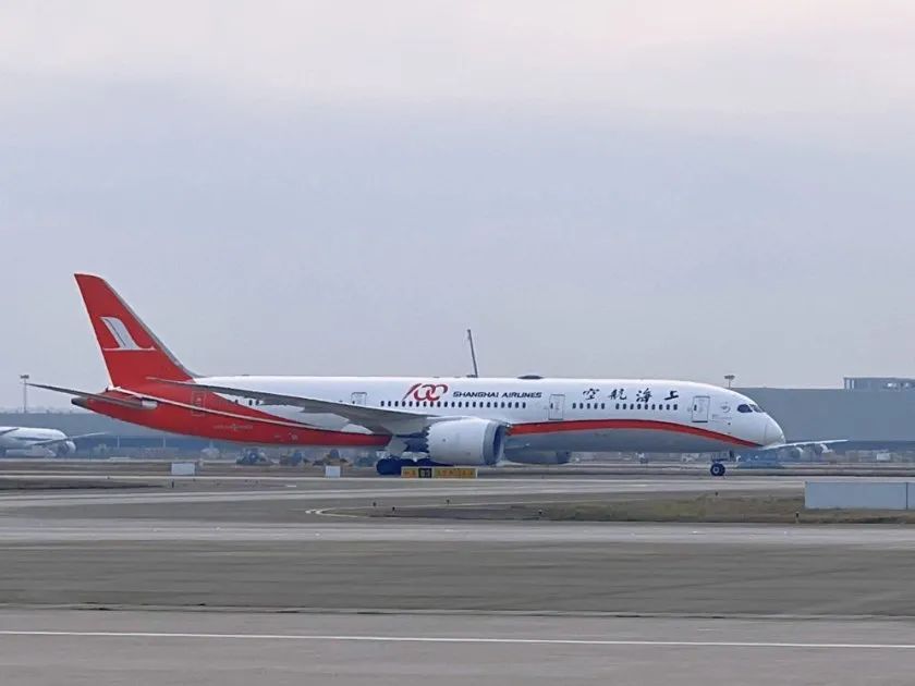 b787波音787是航空史上首架超远程中型客机能容纳242至335名乘客波音