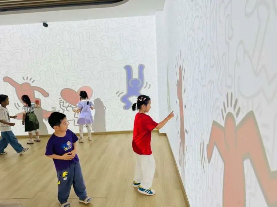 "浦东新区东方锦绣幼儿园在锦绣部和秀沿部分别开出了2个暑假班,分别