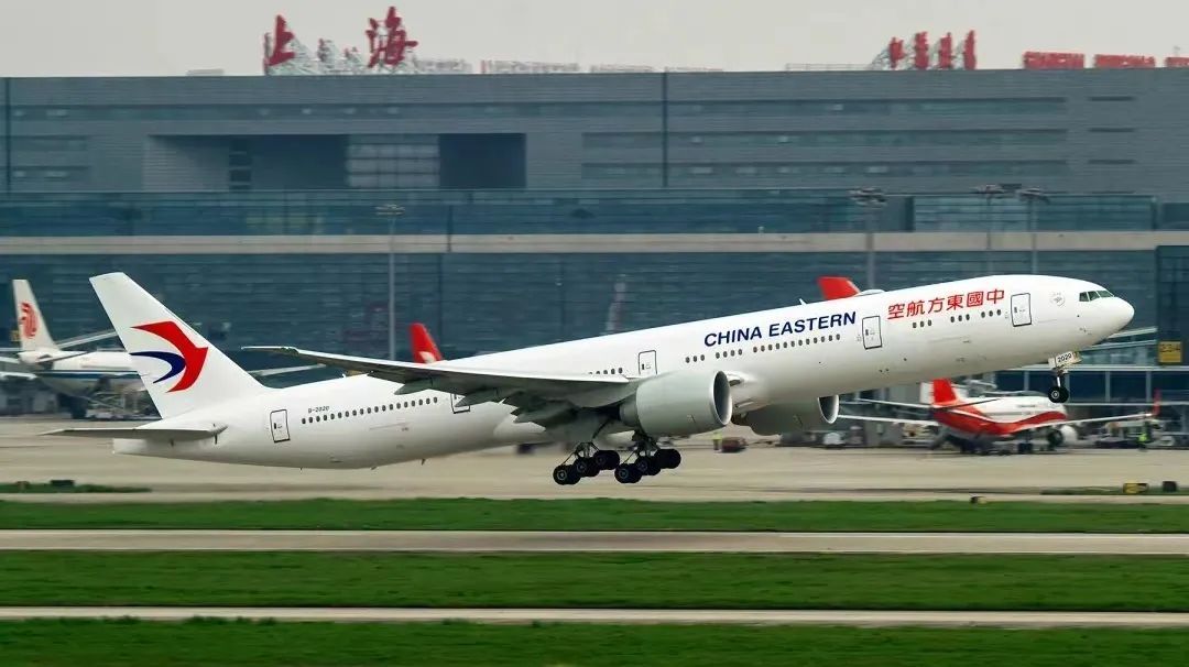 08{ b787 }b787波音787是航空史上首架超远程中型客机能容纳242至335