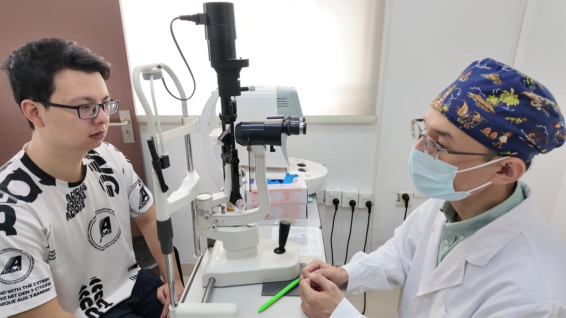 市民范先生今天来到社区医院的眼科门诊,范先生介绍,自己的眼睛不适