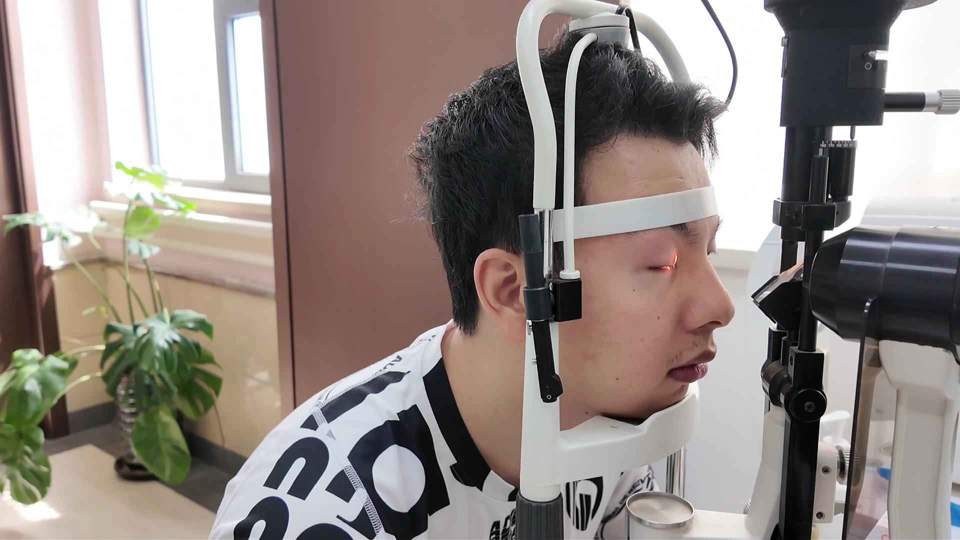 市民范先生今天来到社区医院的眼科门诊,范先生介绍,自己的眼睛不适