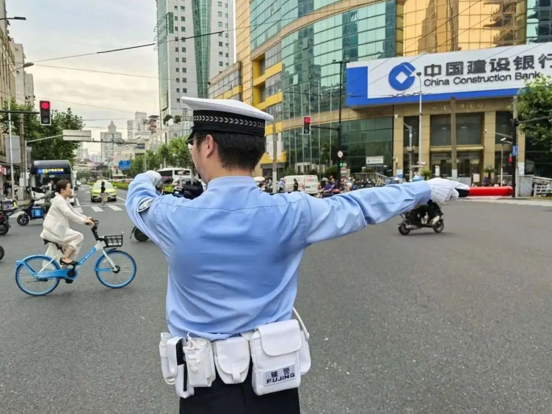 夏日炎炎,静安交警坚守一线护平安