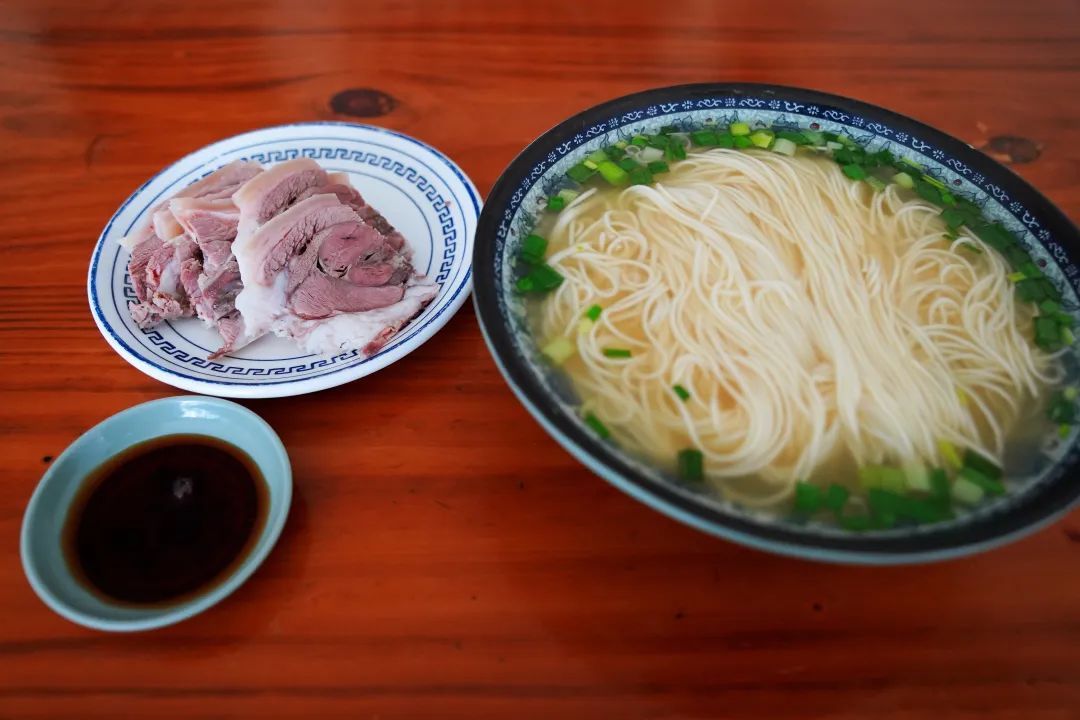 蘸白切羊肉的甜面酱图片