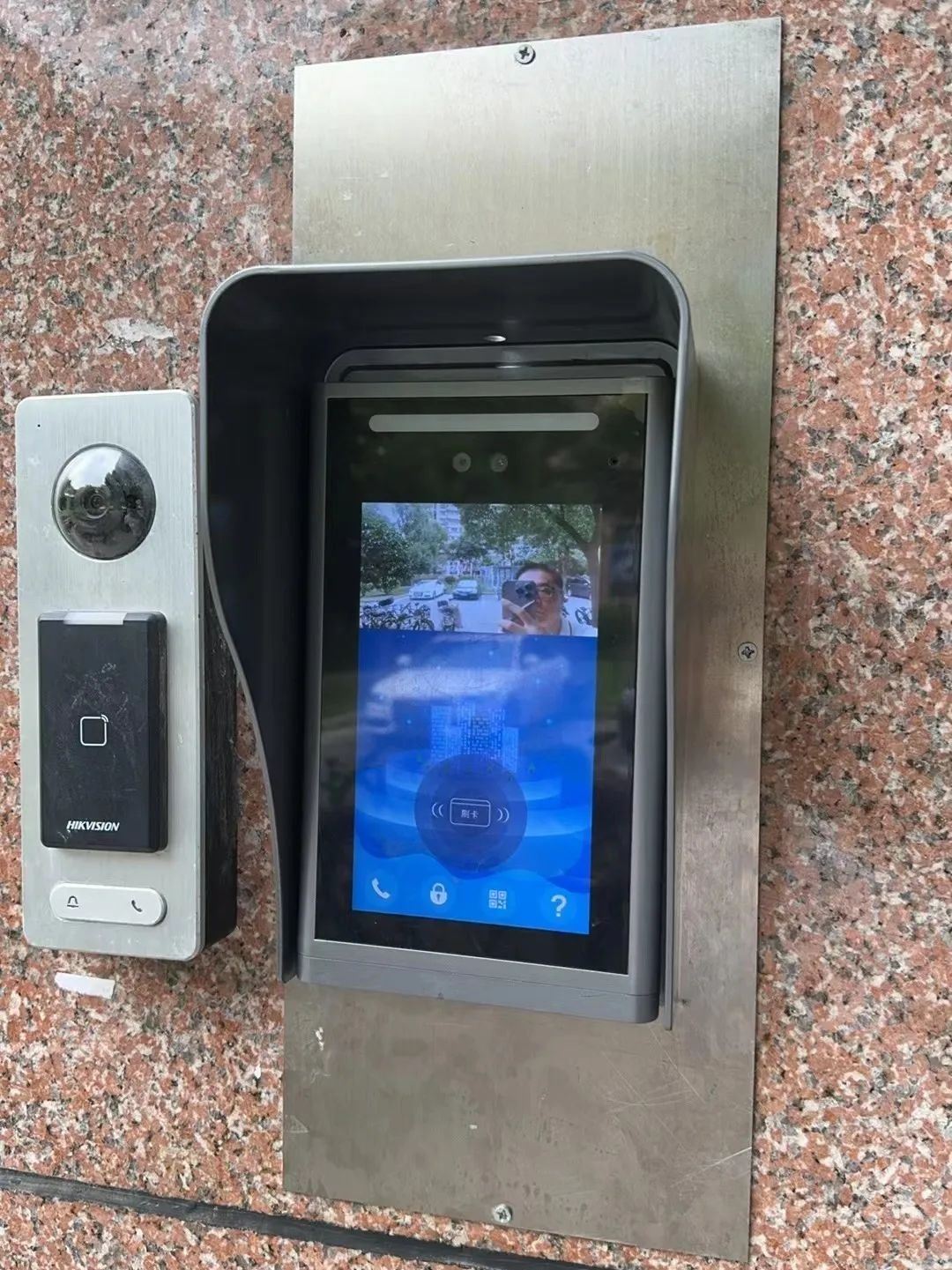 是以动迁户为主的小区,外来人口多,流动性大,门禁系统设备老化和损坏