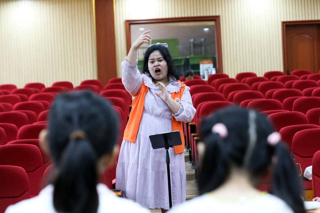 泗水县洙泗小学舞蹈排练教室,刘骁萱指导小学生的舞蹈动作,她和霍佳慧