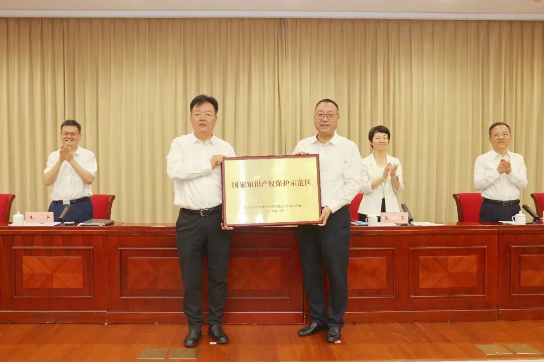 上海市人民政府副市长解冬,上海市人民政府副秘书长王平