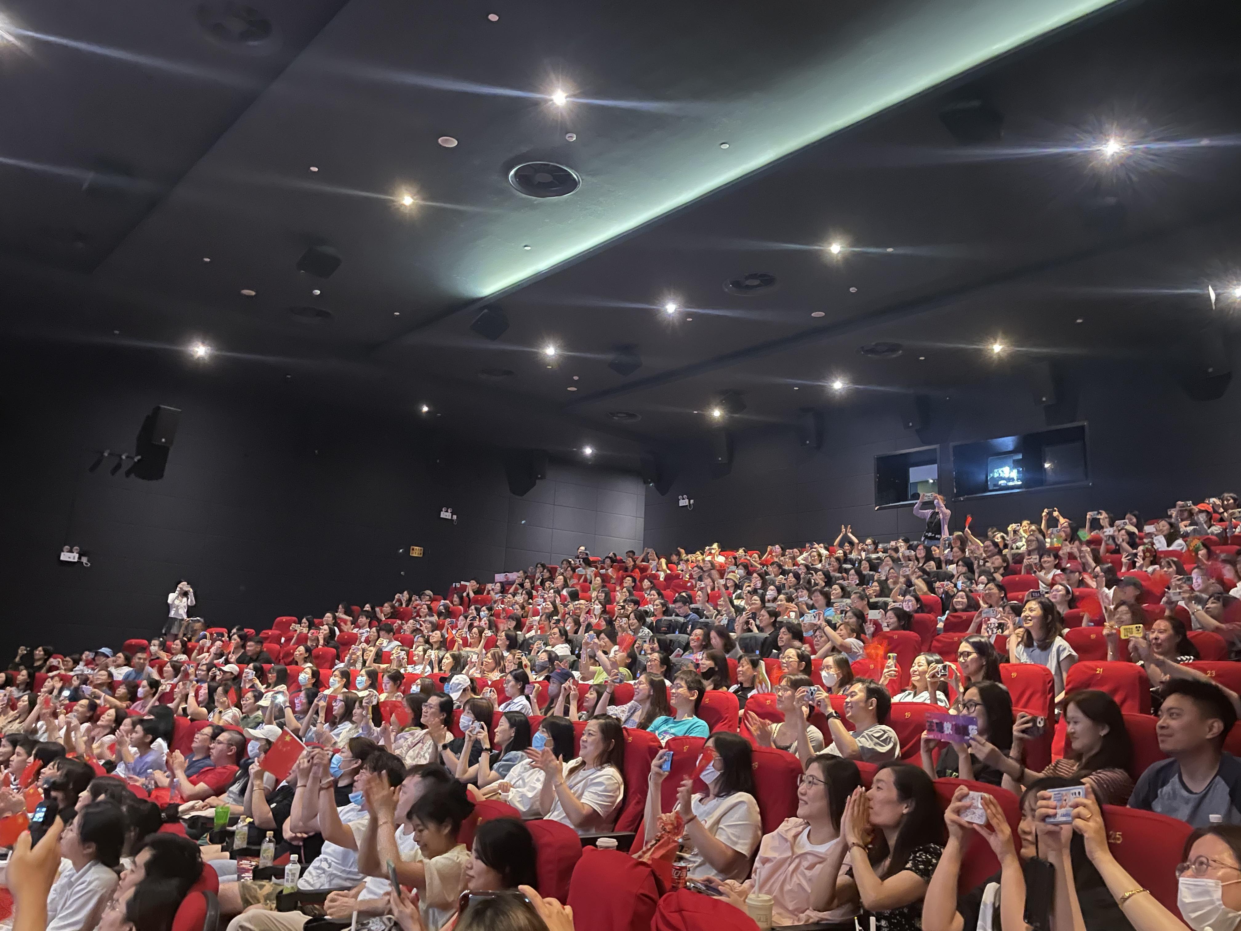 全场观众自发起立高唱国歌!电影院堪比奥运决赛现场