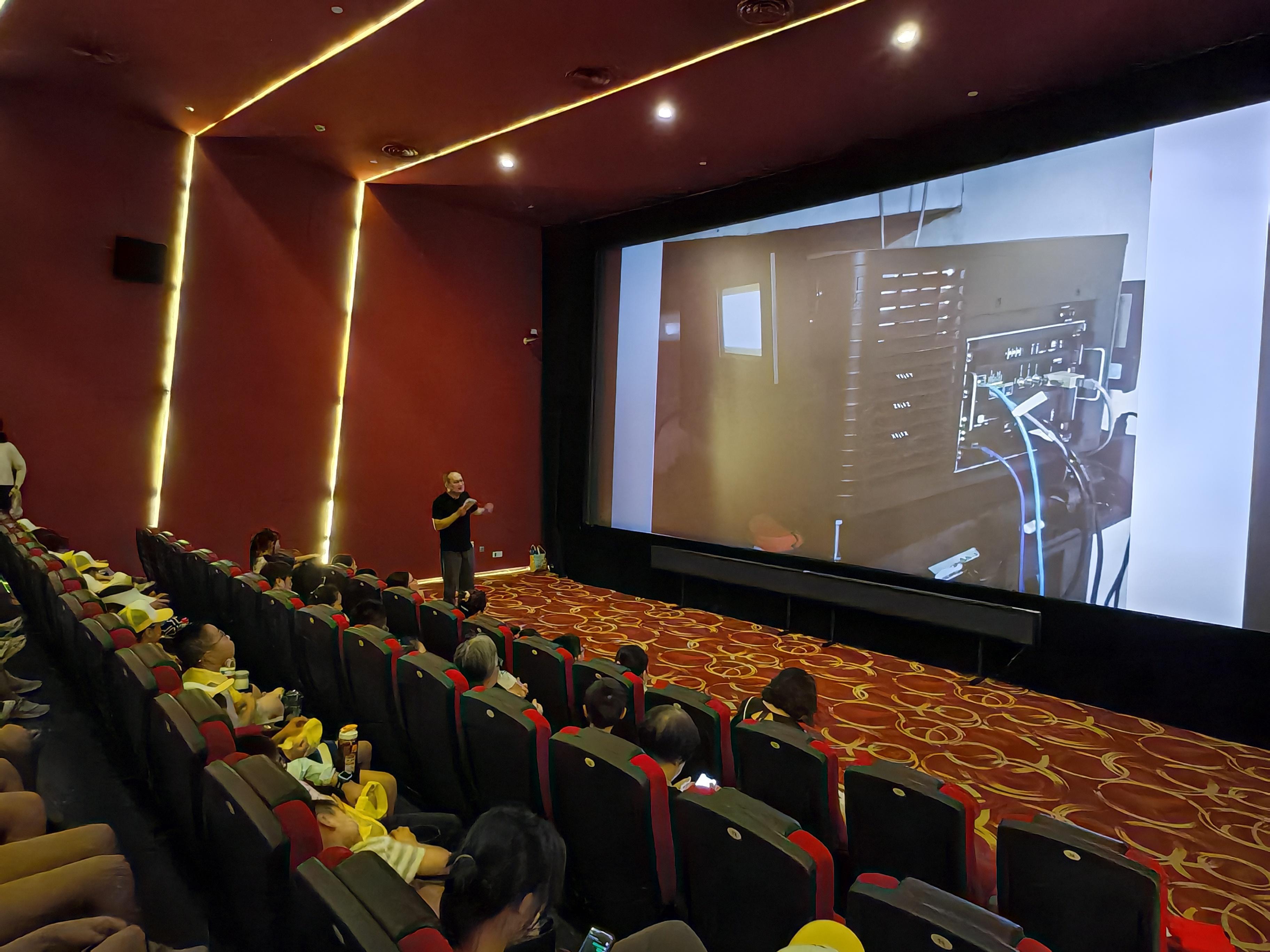 人大代表牵手社区儿童走进电影院,在光影中收获知识和成长