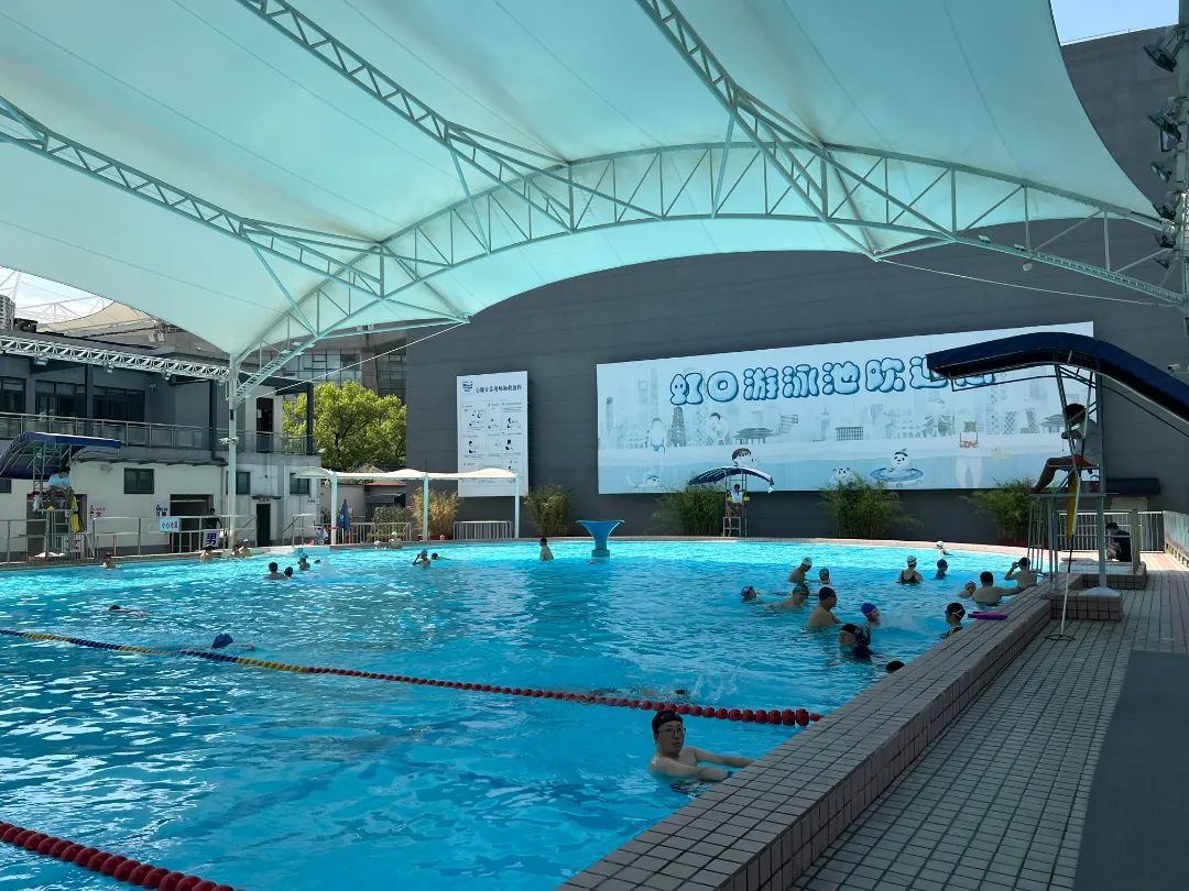 上午9时,虹口游泳池准时开放,门口已有不少市民等待排队入场,很多