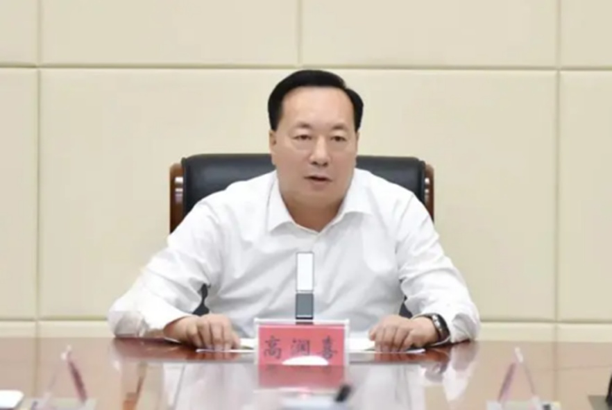 高润喜曾在呼伦贝尔市,鄂尔多斯市工作多年,曾任鄂尔多斯