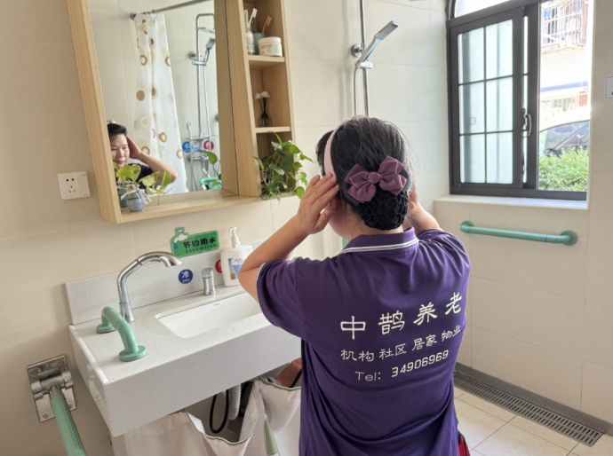 养老院用什么床把床位“搬进家”，老人可在家享受养老院服务！_https://www.jmylbn.com_新闻资讯_第1张