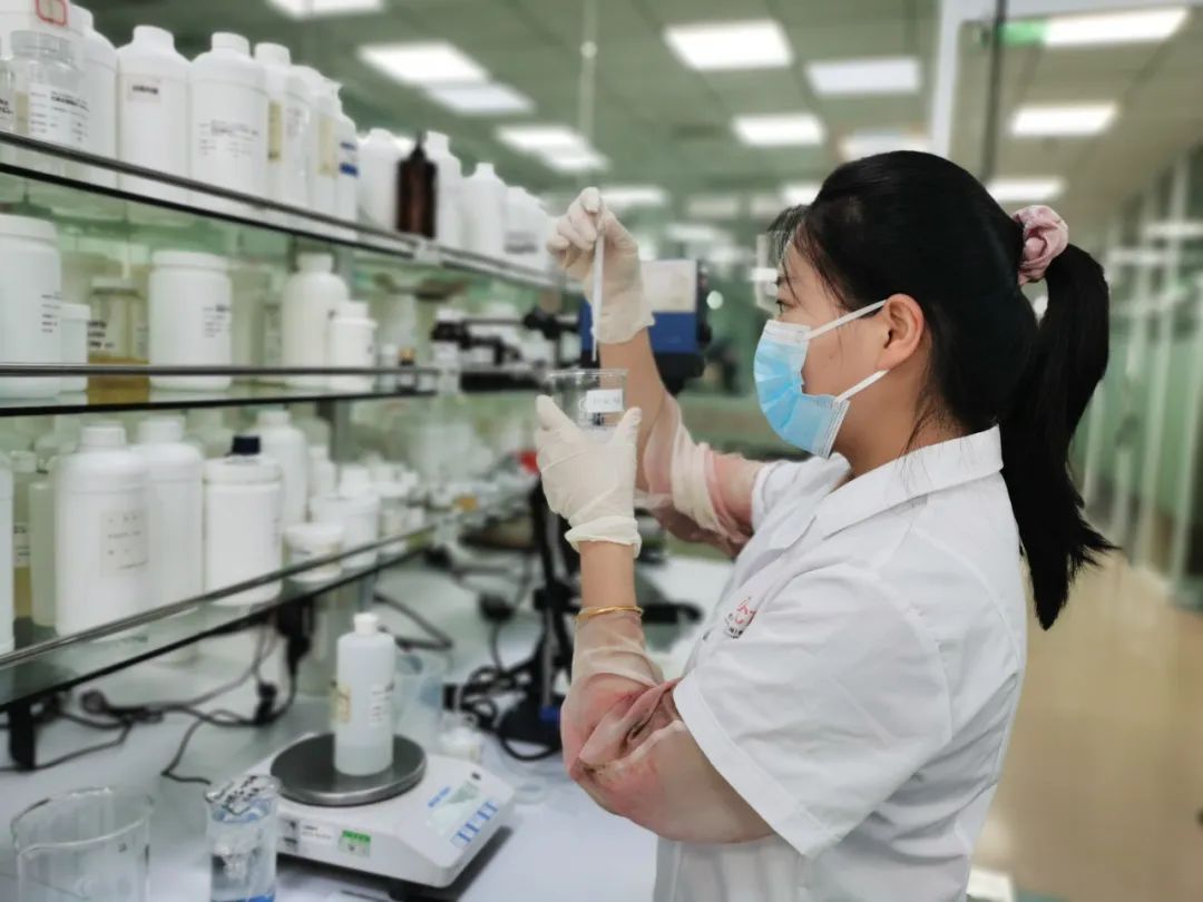 广州化妆品代加工产业观察：从配方研发到灌装备案的完整链路