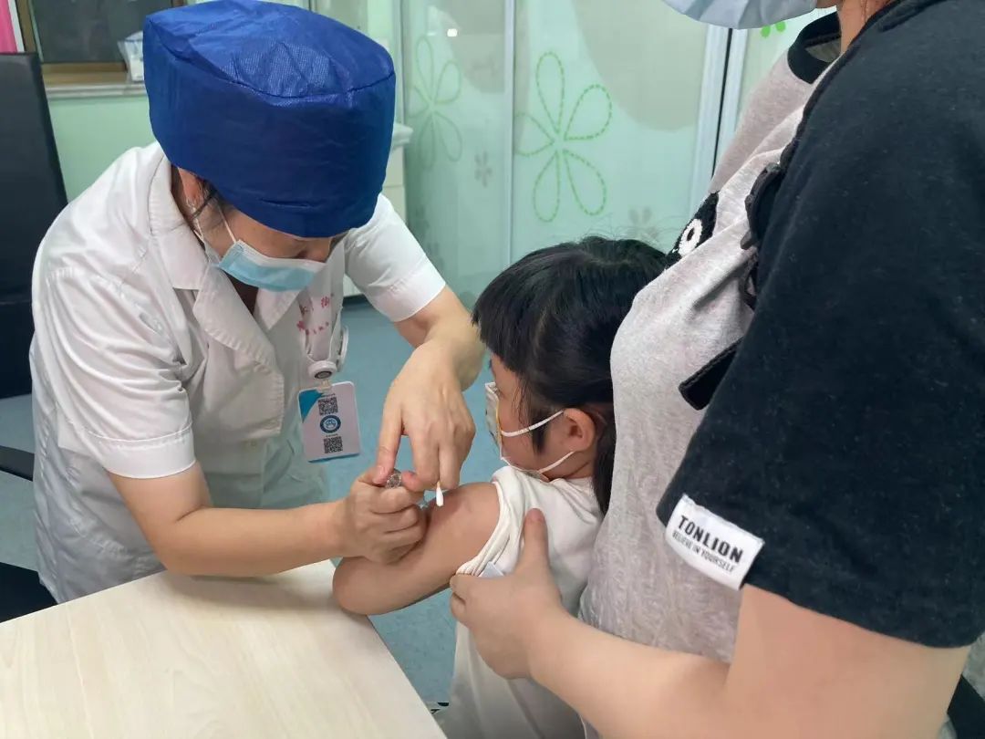 中心预防保健科护师虞玮雯介绍,流感疫苗接种后会在2—4周产生抗体