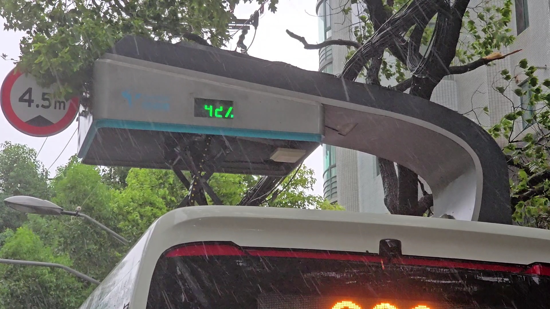 新能源公交充电桩遇险情，抢修团队迅速行动确保运营无忧_上观新闻