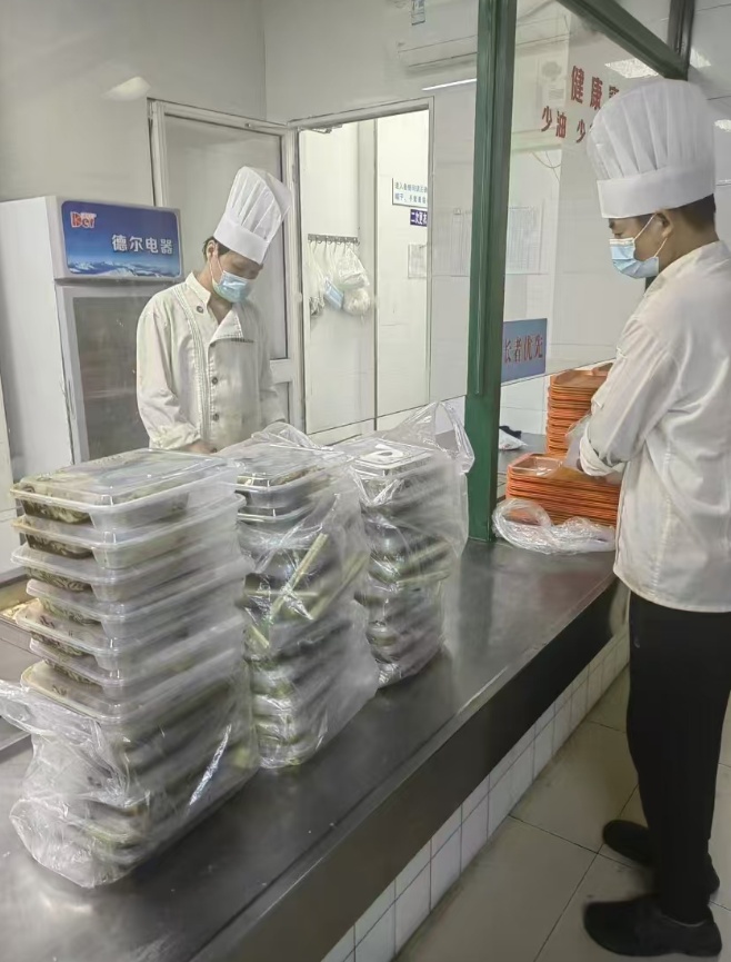 送餐上门、积极联系,台风天的老人们有人守护