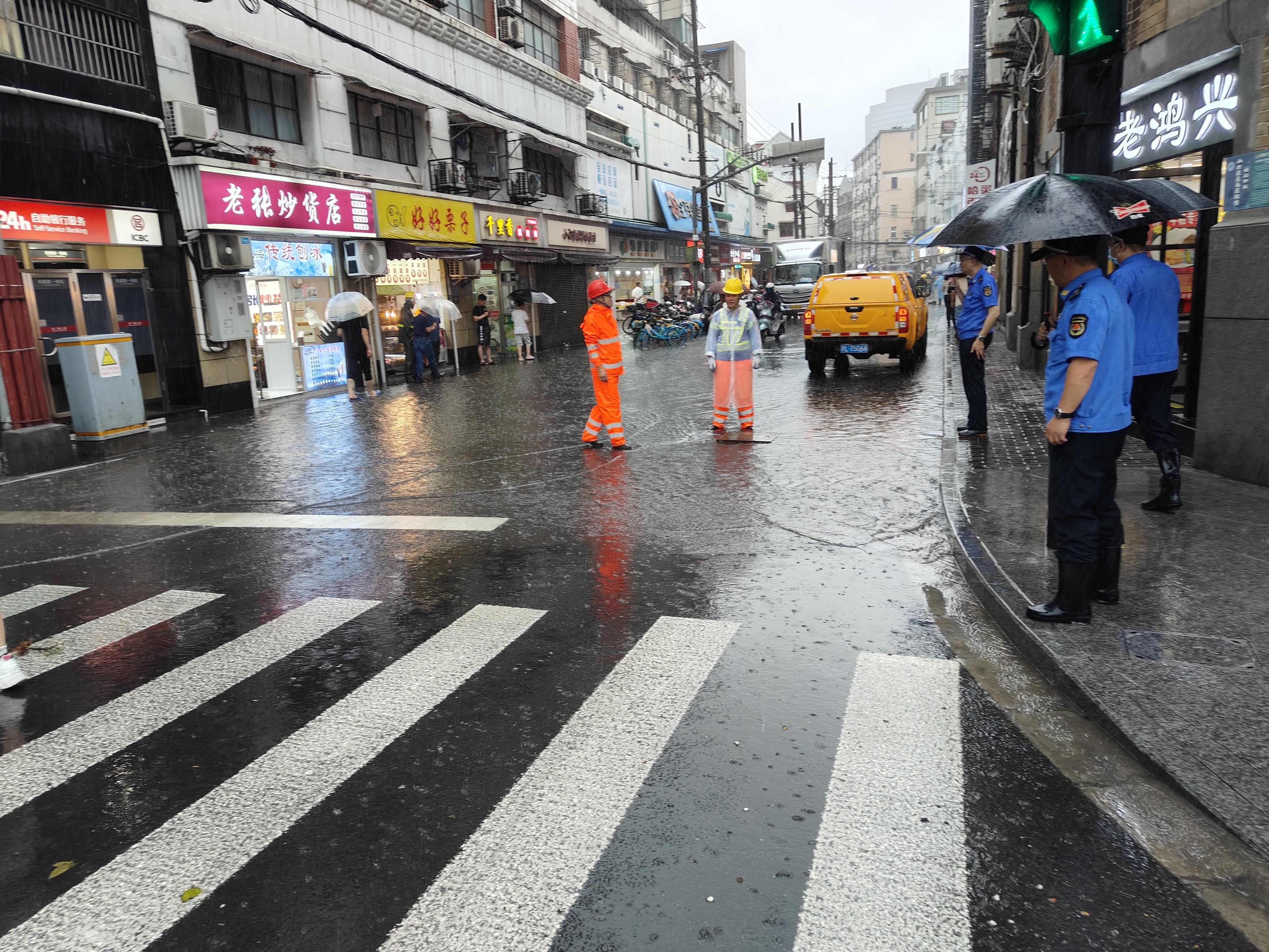 "普拉桑"带来暴雨,外滩街道综合行政执法队全力应战