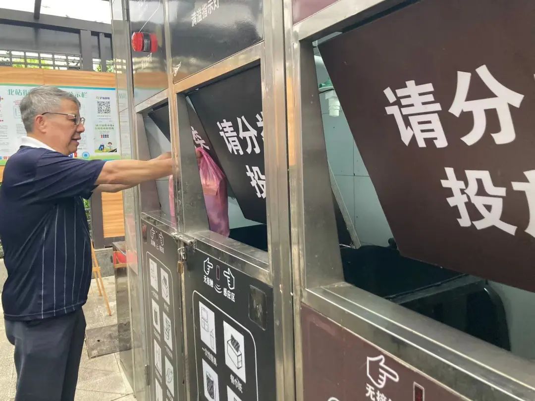 这个小区上新“智能垃圾箱房”！不仅便捷高效，还……_上观新闻
