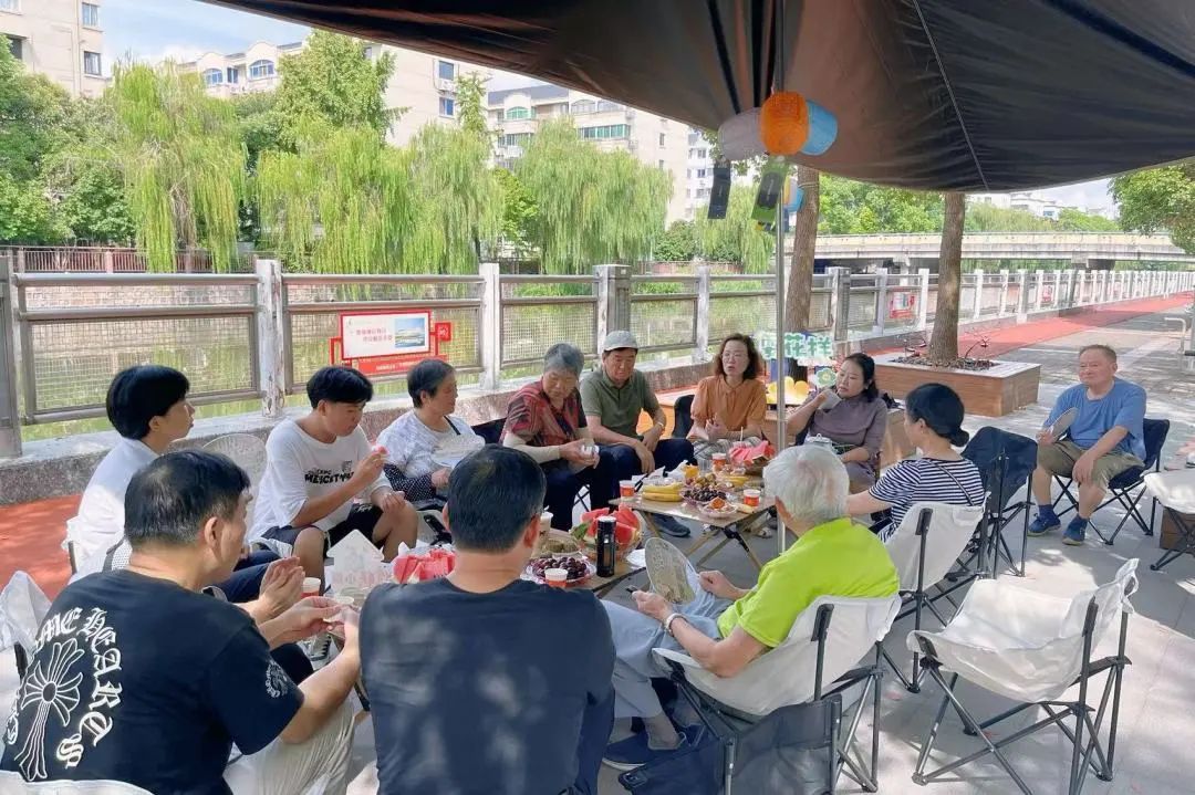 闲置空地变身议事“宝地”，这个“微改造”居民直呼“老灵光”！