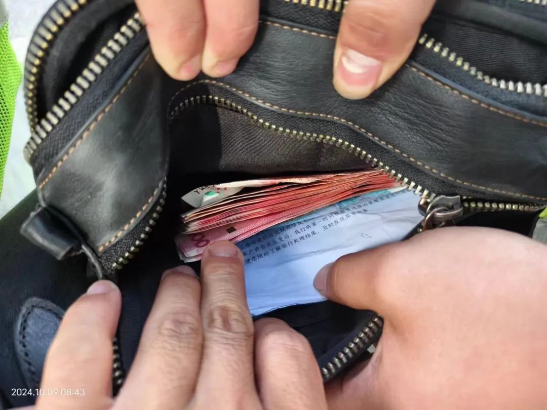 钱包从车顶“飞”走，幸好……_上观新闻