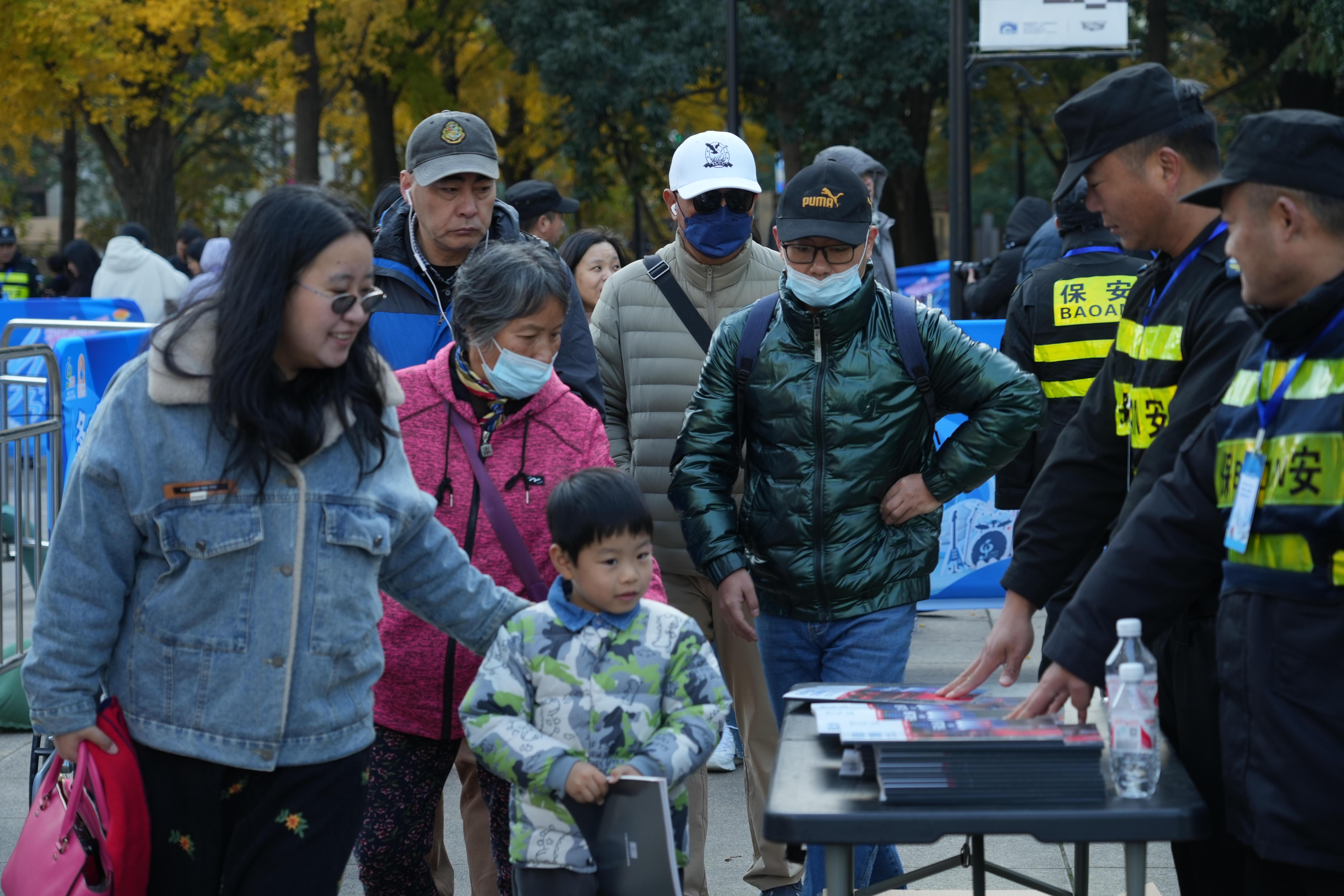 银杏林下，2024 上海草坪音乐会“冬之乐” 奏响城市华章_上观新闻