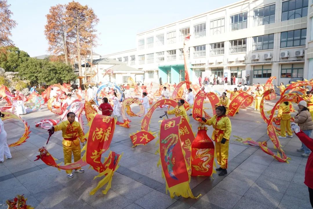 百人舞起鞭陀龙,龙腾虎跃迎新年