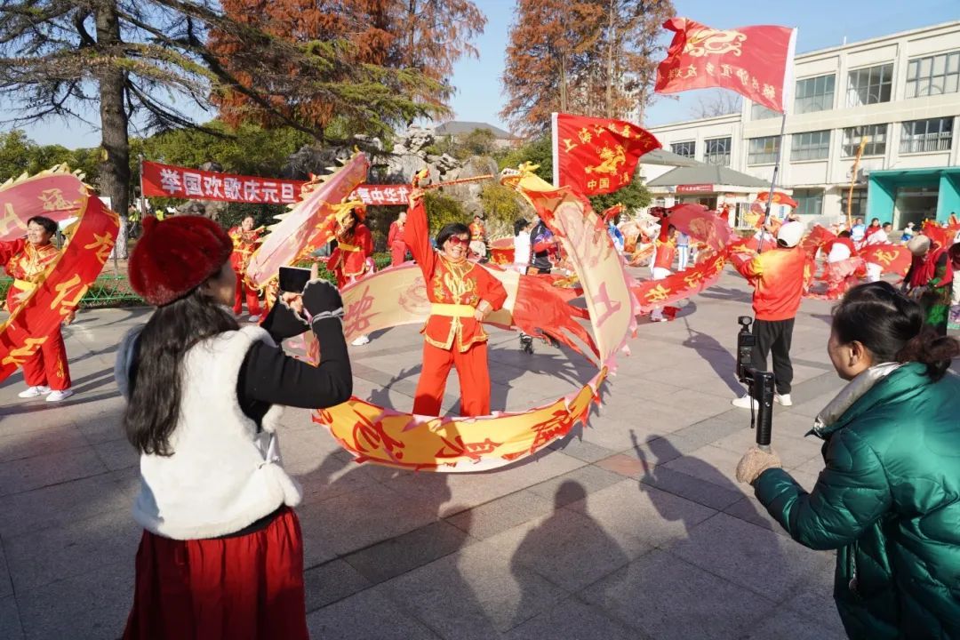 百人舞起鞭陀龙,龙腾虎跃迎新年