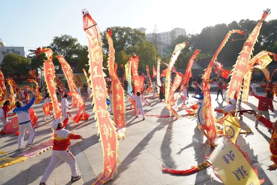百人舞起鞭陀龙,龙腾虎跃迎新年