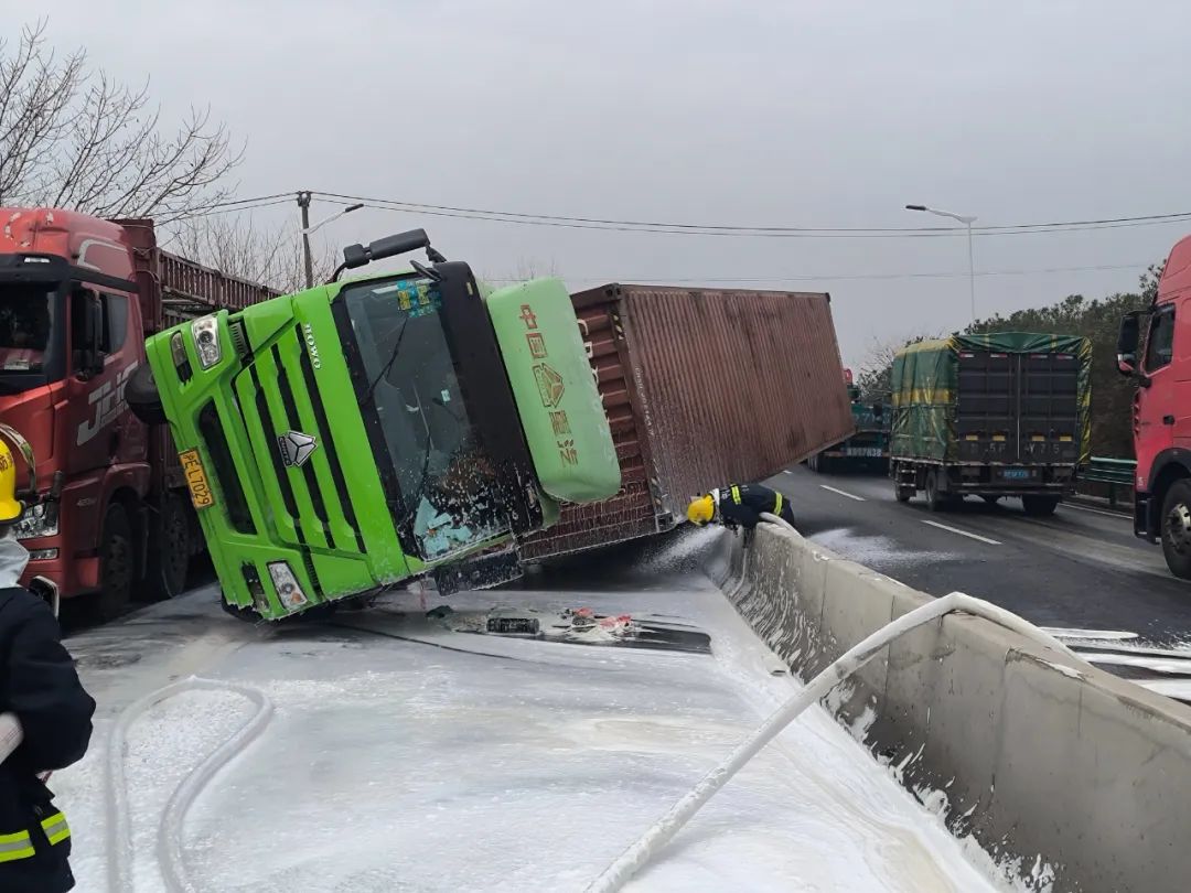 经侦查发现,一辆箱式货车侧翻在桥梁中间,造成双向车道交通堵车,车辆