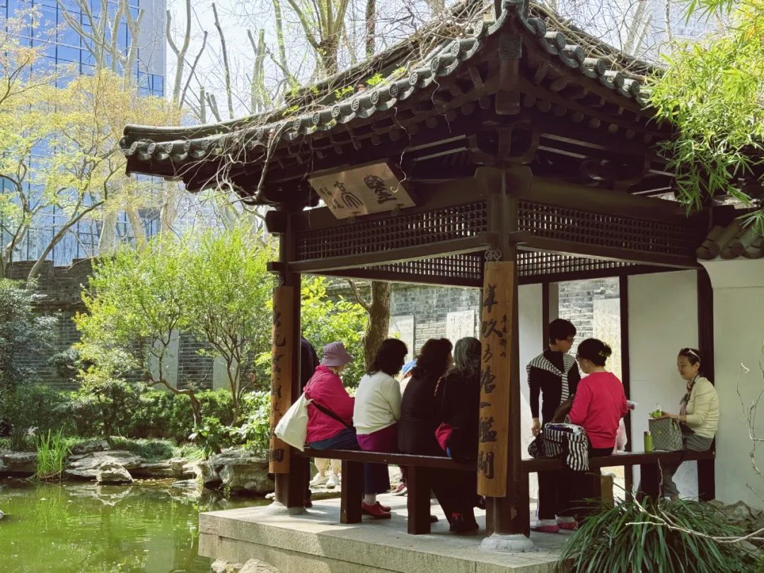 运用了参差自然,曲径通幽,藏漏互补,遮隔景深的中国传统造园艺术手法