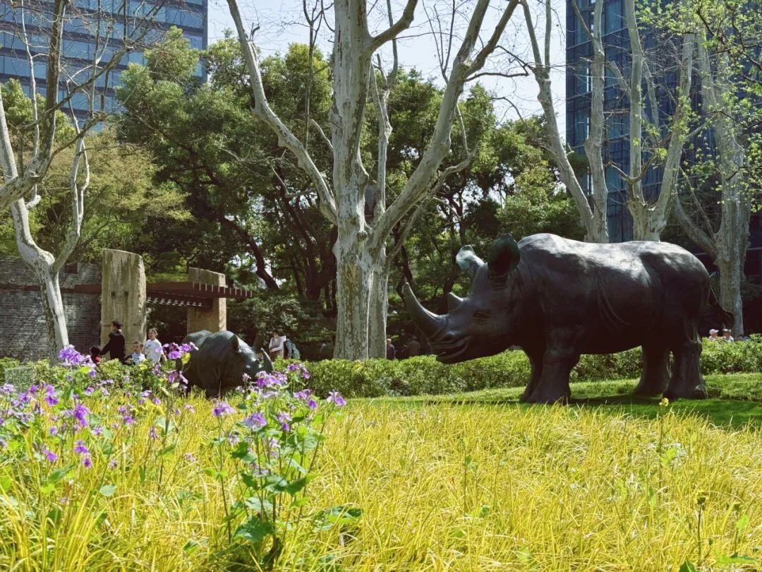 运用了参差自然,曲径通幽,藏漏互补,遮隔景深的中国传统造园艺术手法