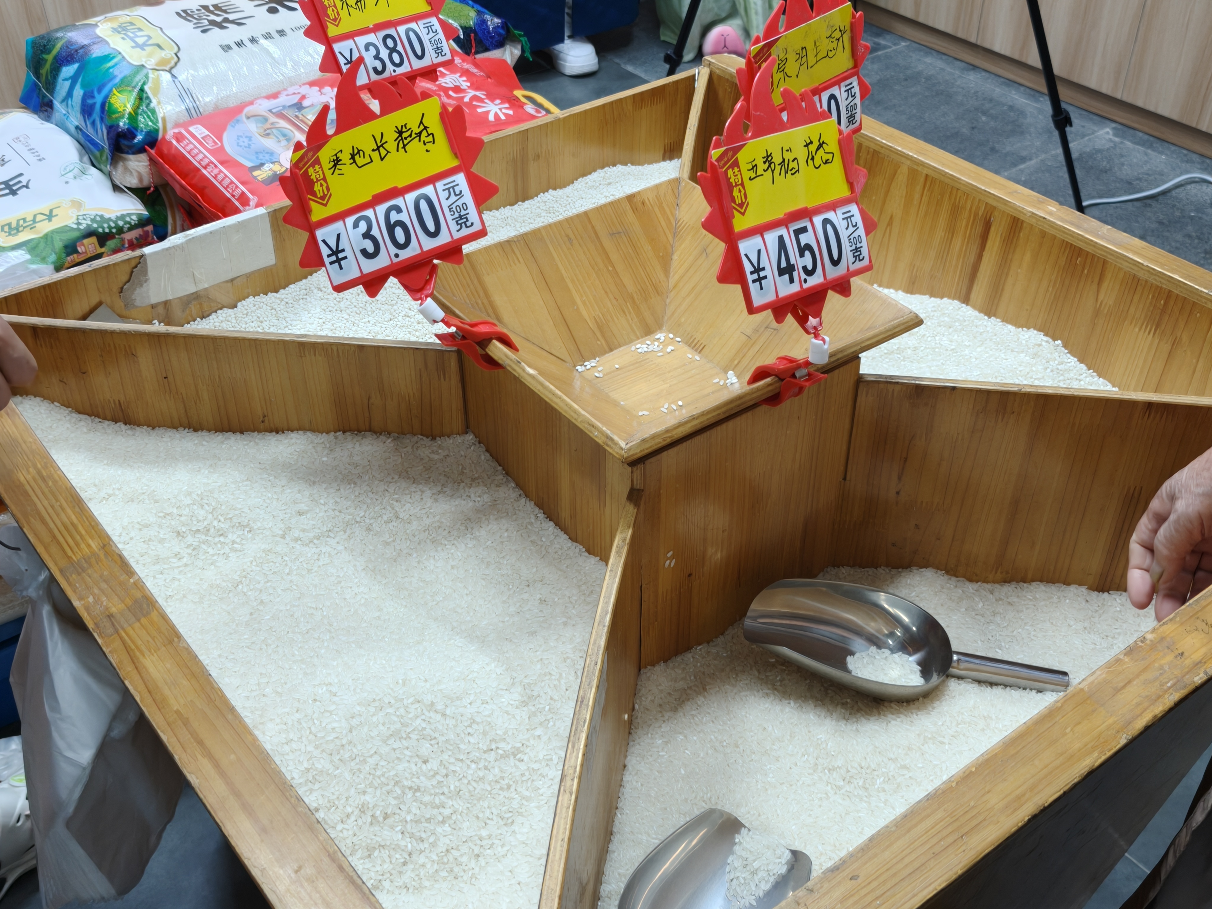 静安和宁菜市场开出直营米店,五常大米从田间"直达"社区
