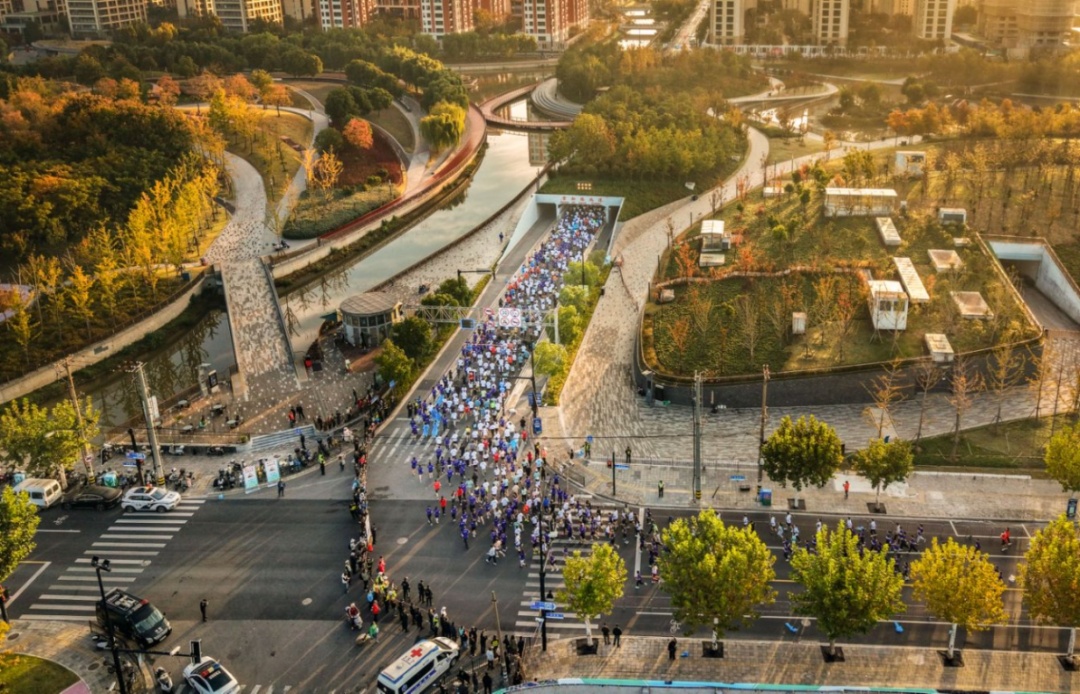 2025新金环上海top run赛事亮点_普陀区top中央公园10公里精英赛_“2025toprun”10公里精英赛今日开跑 上海警方全力